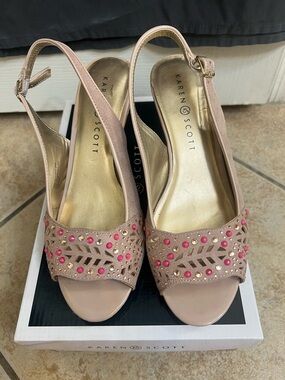 Karen Scott Blush Pink Open-Toe Slingback Heels with Pink & Gold Accents size7.5